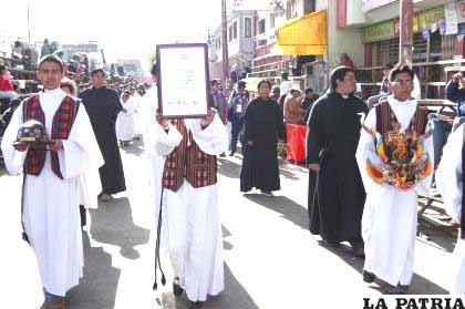 Religiosos encabezaron la peregrinación portando íconos que representan a Oruro.
