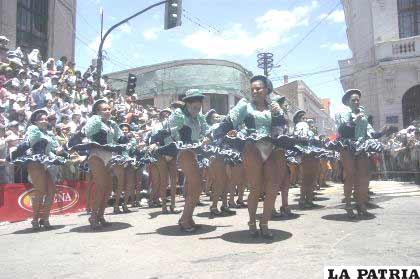 La belleza de las bailarinas de los Caporales Centralistas