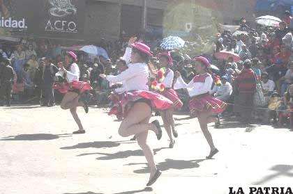 La danza estilizada Antawaras, muestra gracia y picardía en sus movimientos
