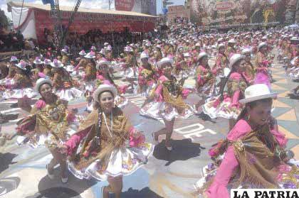 Las cholitas de la Morenada Central en su paso por la Avenida Cívica