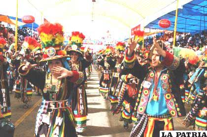 Los Tinkus Tolkas animan al público