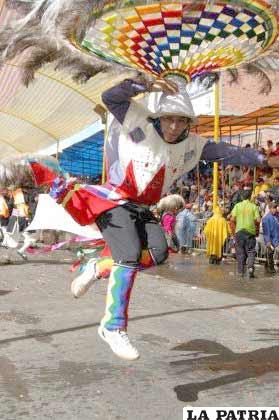Los Suri Sicuris, imitando al avestruz andino
