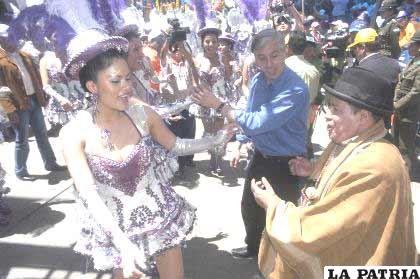 El Vicepresidente Álvaro García Linera y el prefecto del departamento  Luis  Alberto Aguilar,  al  ritmo  de  la morenada