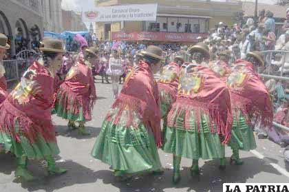 Luciendo el escudo de Bolivia