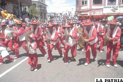 La Banda Espectacular Poopó en su ingreso por la Plaza 10 de Febrero