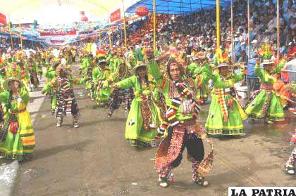 Los Tinkus Tolkas en el escenario mayor del Carnaval de Oruro, la avenida 6 de Agosto