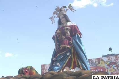Todos los conjuntos del Carnaval de Oruro, ingresaron con la imagen de la Virgen del Socavón