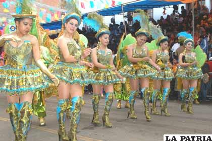 Atractivas figuras de la Morenada