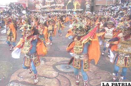 Con los trajes “ch’allados” continúa la fiesta, el Domingo de Carnaval es un desborde de algarabía