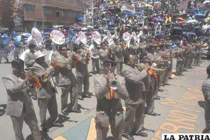 Los músicos peregrinan y luego participan en el Alba