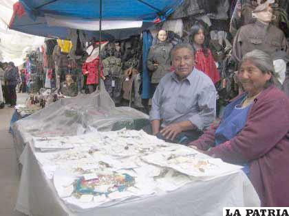 Comerciantes venden todo lo necesario para las mesas que se usarán en la Ch’alla