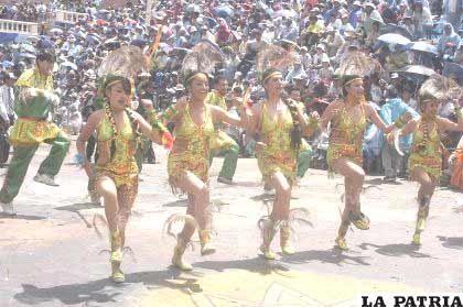 Alegría en las bailarinas de los “Tobas Uru Uru”
