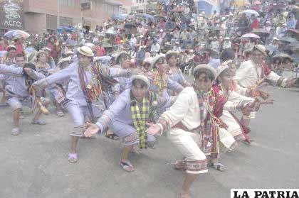 Con sus pasos característicos, la danza de los “Potolos Jhilancos Chayantas”