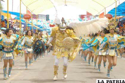 Bloque de las Diablesas en la Diablada Artística “Urus”