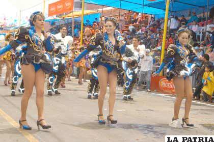 Atractivas bailarinas de los “Caporales San Simón”