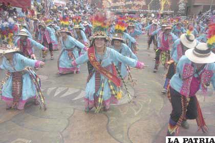 La representante de los” Tinkus  Jairas”, junto a su bloque