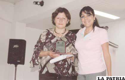 La notaria Norka Rocha (izquierda) recibió una distinción durante un certamen internacional