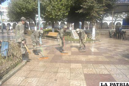Conscriptos cooperaron para limpiar la plaza 10 de Febrero