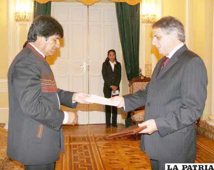 Manuel Rodríguez Cuadros, presentó cartas credenciales ante el presidente Evo Morales. 