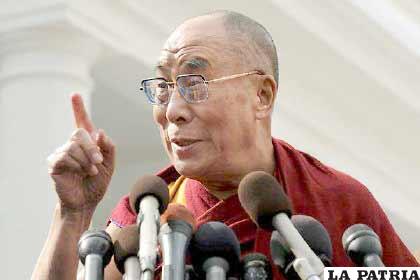 El líder espiritual tibetano, el Dalai Lama, realiza declaraciones ante la prensa en el exterior de la Casa Blanca