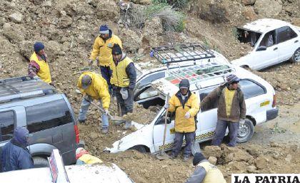 10 autos quedaron enterrados en La Paz