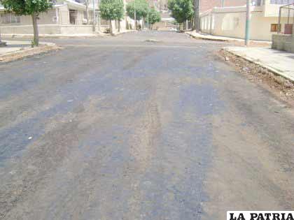 Lento trabajo en obras de asfaltado de calles en barrios mineros