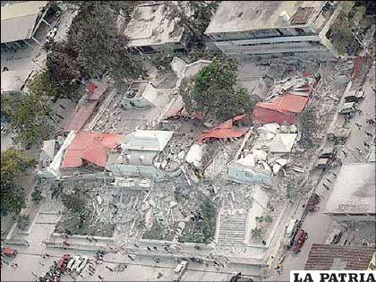 Paul Conneally, un vocero de la Cruz Roja en Haití, le dijo a la BBC que la devastación que se ve desde un avión es tan impresionante como la que se ve estando en suelo haitiano.