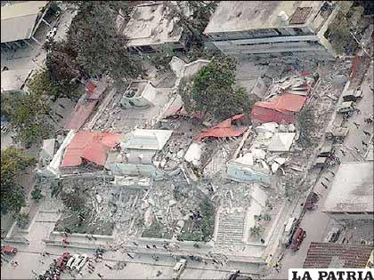 Paul Conneally, un vocero de la Cruz Roja en Haití, le dijo a la BBC que la devastación que se ve desde un avión es tan impresionante como la que se ve estando en suelo haitiano.