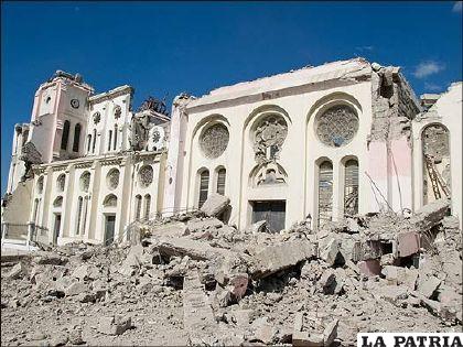 Casi no queda nada en pie en Puerto Príncipe, la capital de Haití, y, de momento, la gente tiene que valerse por sí misma. En esta imagen se observa la Catedral de Puerto Príncipe.