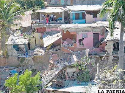 Se calcula que el epicentro del terremoto, que midió 7 en la escala de Richter, fue a unos 15 kilómetros de Puerto Príncipe, y el hipocentro (el punto debajo de la superficie terrestre donde comenzó la ruptura) fue a sólo 8 kilómetros de la superficie.