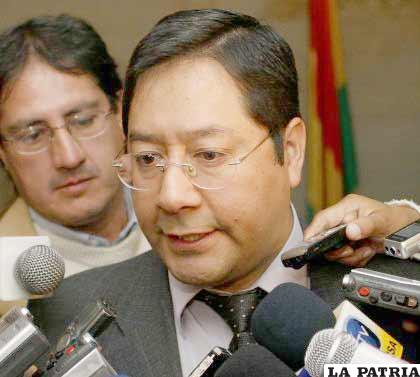 El ministro Luis Arce Catacora, asegura que la inflación está a la par del crecimiento económico 