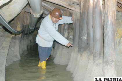 Mineros cooperativistas asumen tareas para salvar sus áreas de trabajo frente a la inundación de aguas ácidas