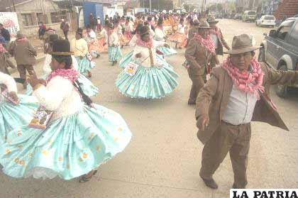 La entrada de comparsas, una tradición que forma parte del Carnaval de Oruro