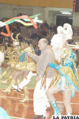 El delegado de la Conmebol, Julio Pastor, cayó en la tentación de una de las chinas de la Diablada Urus y bailó la cueca boliviana