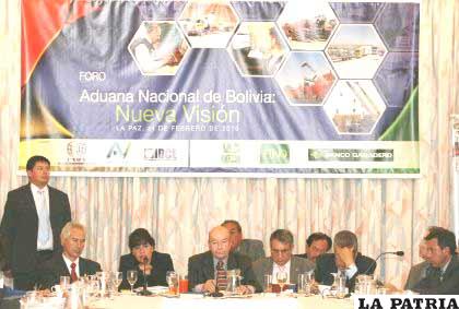 Marlene Ardaya (3ª de la izq.) fue conminada a cambiar a todo el personal del COA