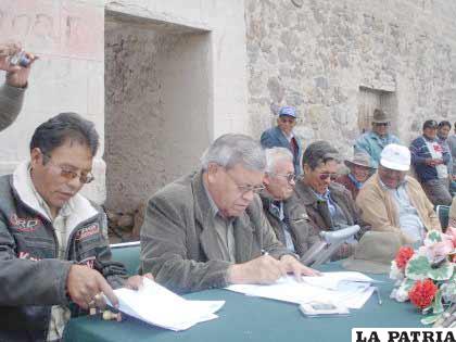 Firma de minuta de transferencia de un terreno en Sabaya a favor del Pode Judicial