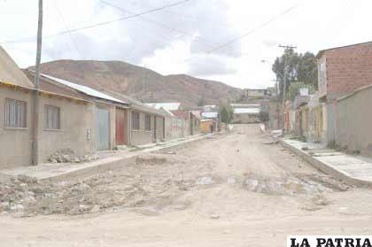 Leocadio Mendoza, representante de la supervisora en obras de asfaltado de calles en barrios mineros, esperanzando que la constructora Sudamericana revierta el retraso en el proyecto. 