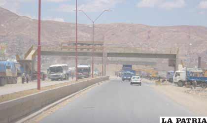 La avenida 24 de Junio es una de las muchas obras observadas a la Prefectura por seguir inconclusa