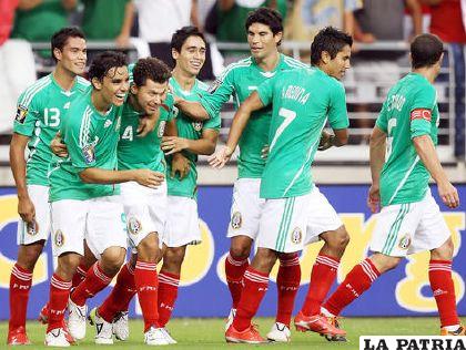 La selección de fútbol de México celebra el tercer tanto ante Bolivia