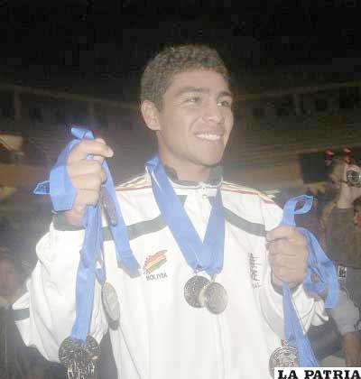 El capitán de CRE, Marco Teófilo García, con las medallas para los subcampeones