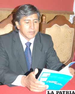 Néstor Gutiérrez, presentó su obra literaria de orientación jurídica