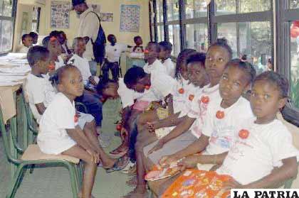 Un grupo de niños haitianos