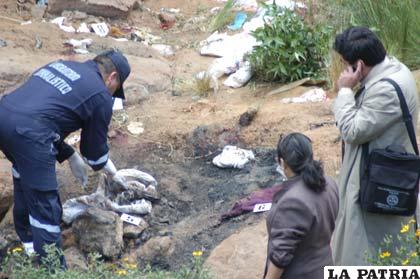 Los investigadores realizan el peritaje de las pertenencias del albañil sin vida