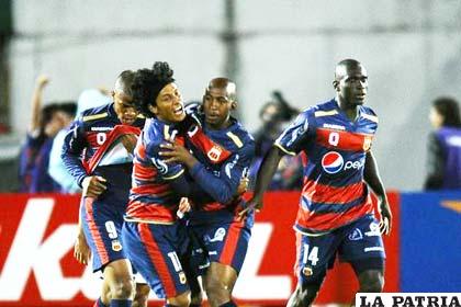 Jaczon Quiñónez, junto a sus compañeros festeja el único gol del partido, lástima no les alcanzó para clasificar