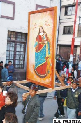Los mineros llevaron en hombros la imagen de su patrona, la Virgen del Socavón