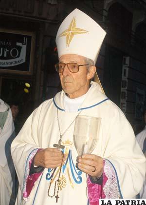 Monseñor, Tito Solari, obispo de Cochabamba con el símbolo de la luz de vida