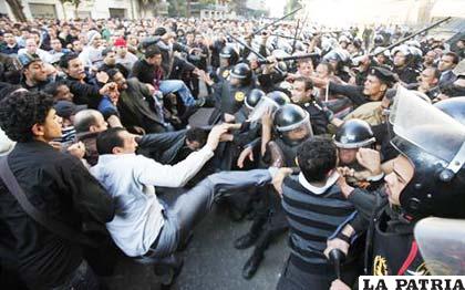 Centro de El Cairo fue invadido por miles de personas que están en contra del régimen de Hosni Mubarak