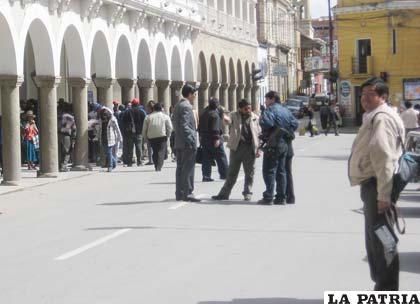 Periodistas en la calle, después que se les negó el ingreso a la Gobernación