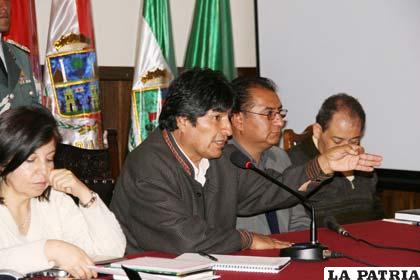 Evo Morales durante la reunión con sectores productores en la Gobernación de Oruro