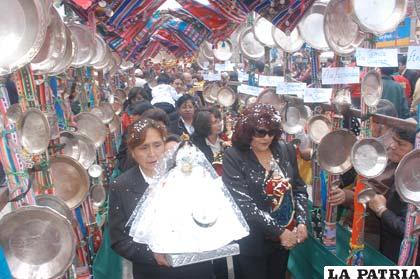 La costumbre del armado de arcos de platería también forma parte de la celebración del Día de la Virgen de la Candelaria